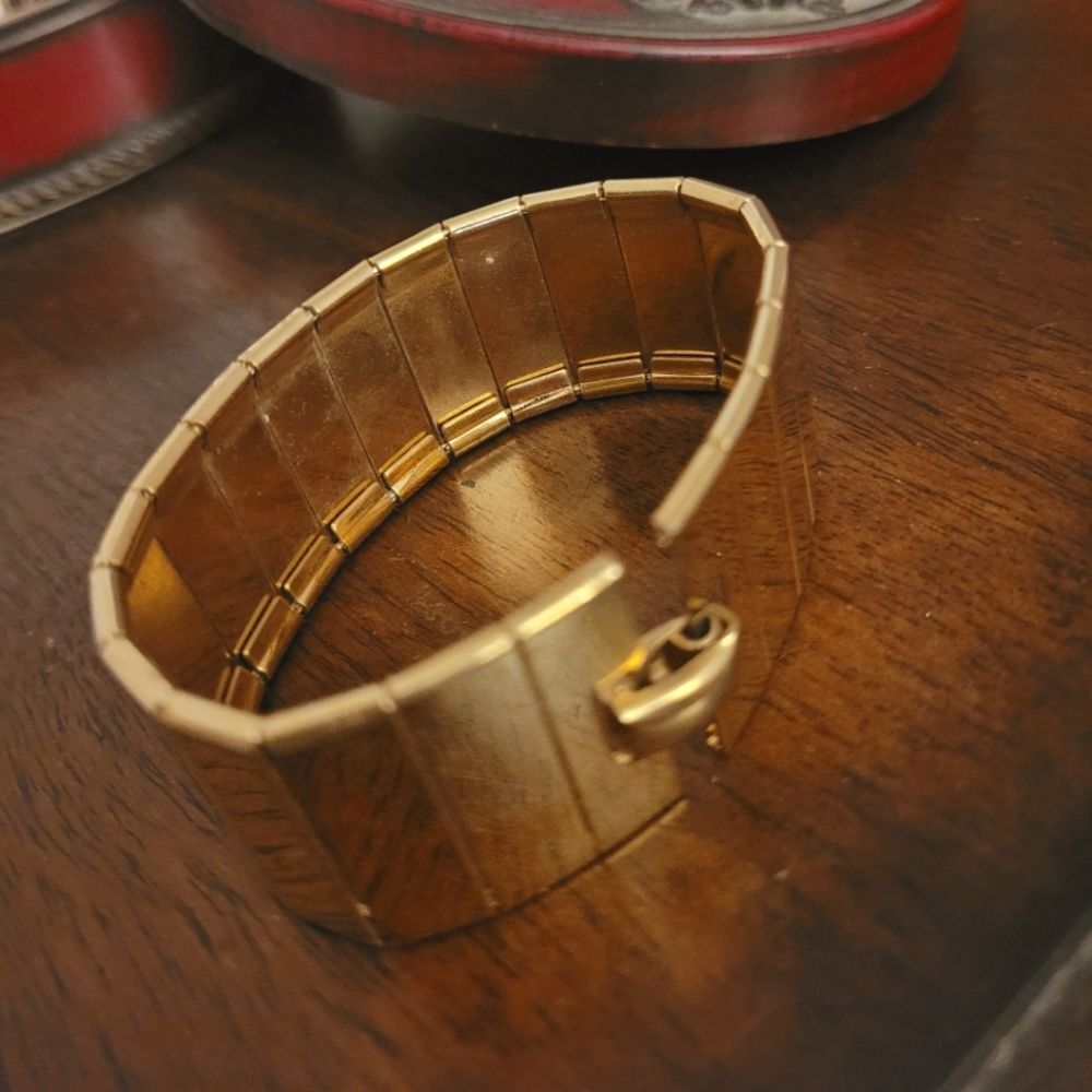 Gold Monet Clasp Bracelet EUC VINTAGE